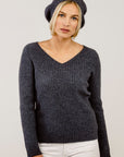 A woman wearing a grey Merinosilk beret hat.