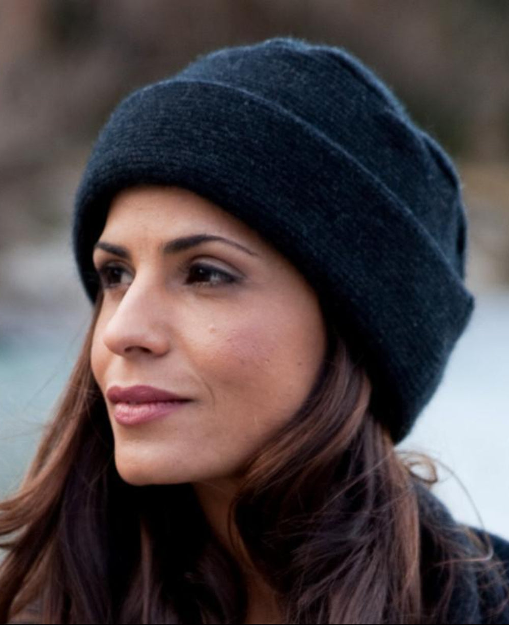 Woman wearing a navy merinosilk ribbed hat